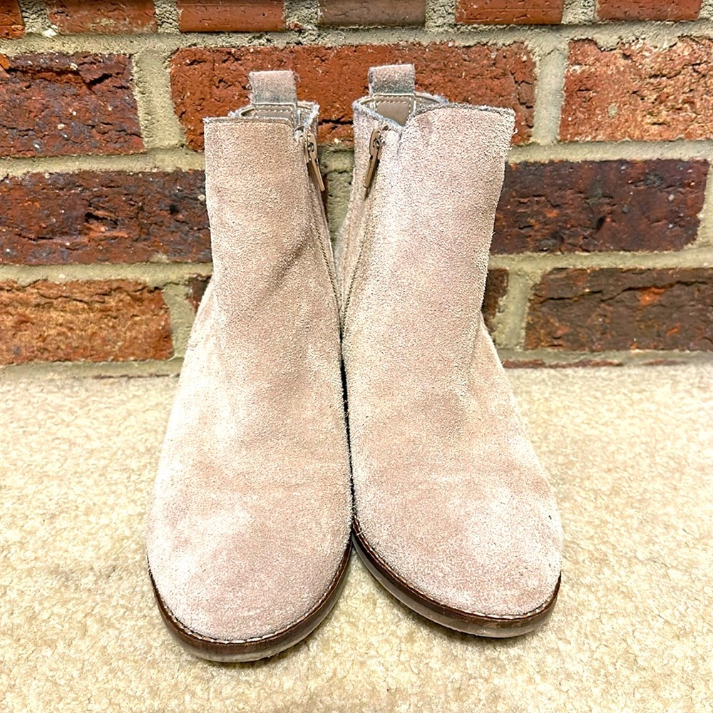 Great condition! Women’s SZ 8 Crown Vintage suede ankle boot. 2.5 inch heel.